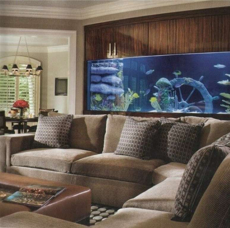 29. Complemente a decoração da sala de estar com um lindo aquário. Fonte: Pinterest