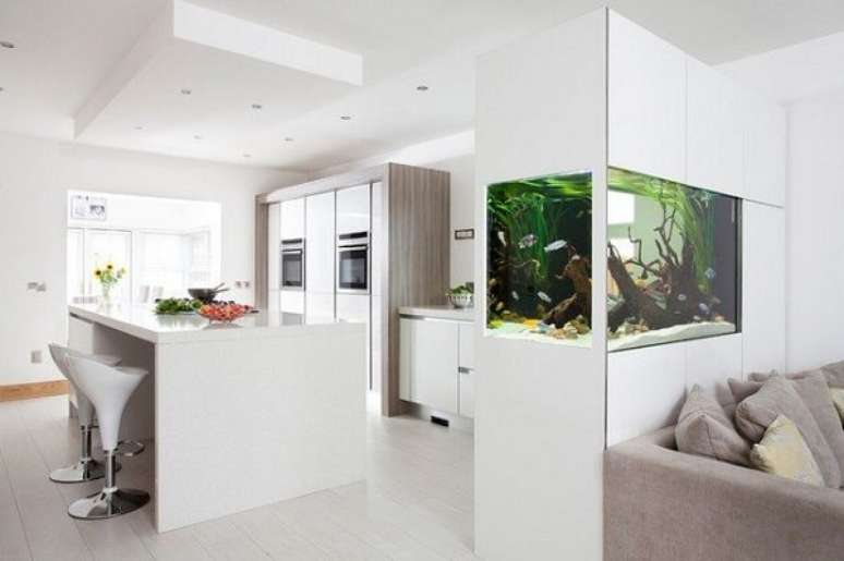 4. O aquário separa os ambientes da sala de estar e cozinha. Fonte: Pinterest