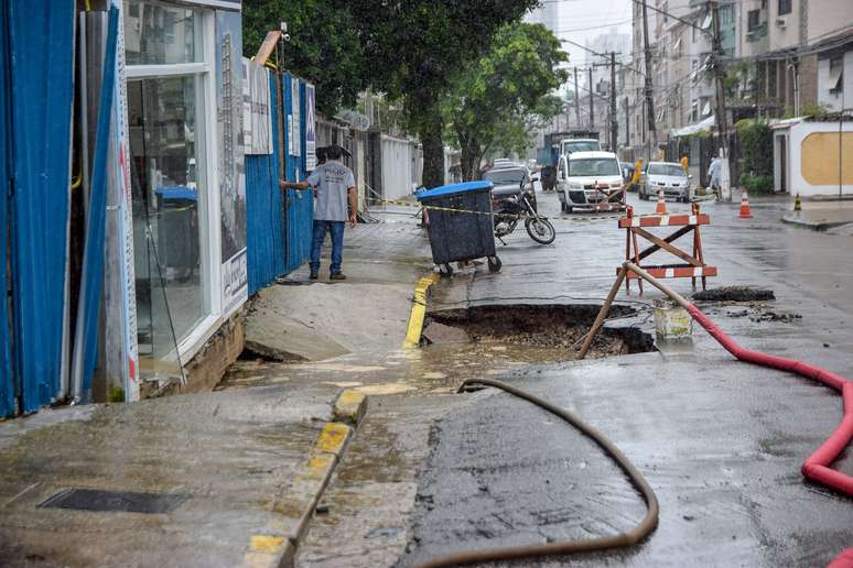 Ruas de Santos ficam seriamente prejudicadas após forte chuva atingir a cidade.