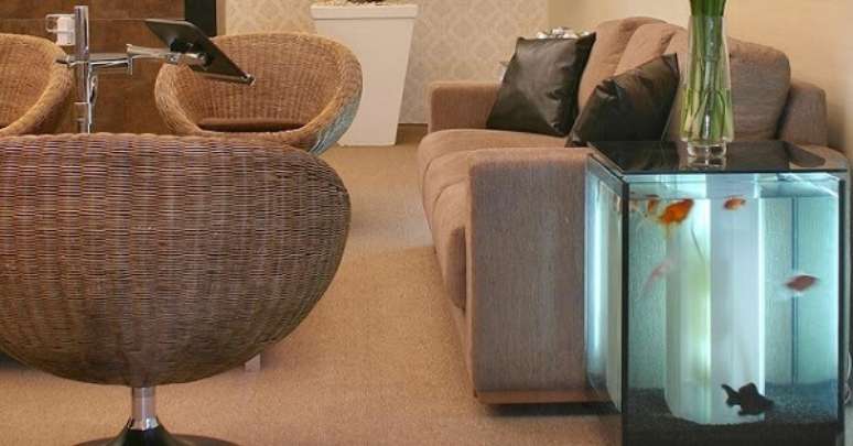 42. Posicione o aqu&aacute;rio ao lado do sof&aacute;, pois sua estrutura pode ser usada como mesa lateral. Fonte: Decor Salteado