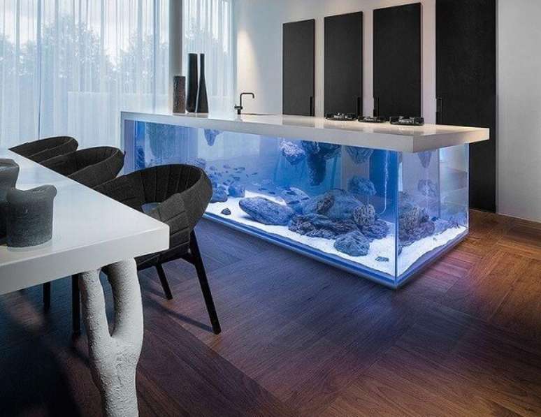 43. Que tal montar um aquário dentro da cozinha? Fonte: Pinterest