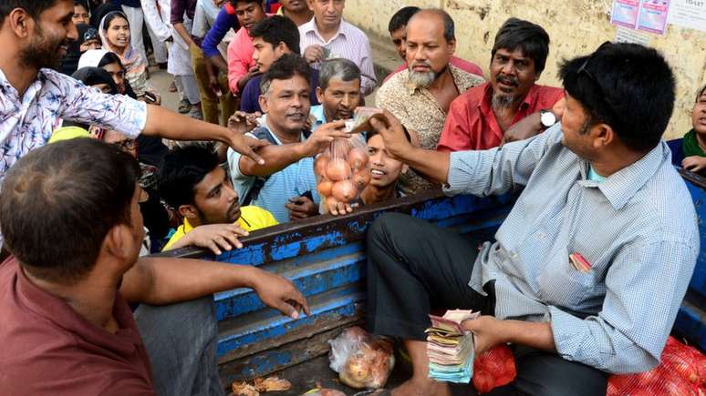 Por causa do tamanho da economia informal, &eacute; d&iacute;ficil de arrecadar impostos