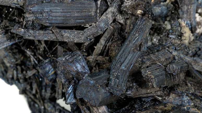 Nos anos 30 e 40, uma das estrelas da economia valadarense tornou-se a explora&ccedil;&atilde;o de mica, mat&eacute;ria-prima que era empregada na ind&uacute;stria b&eacute;lica