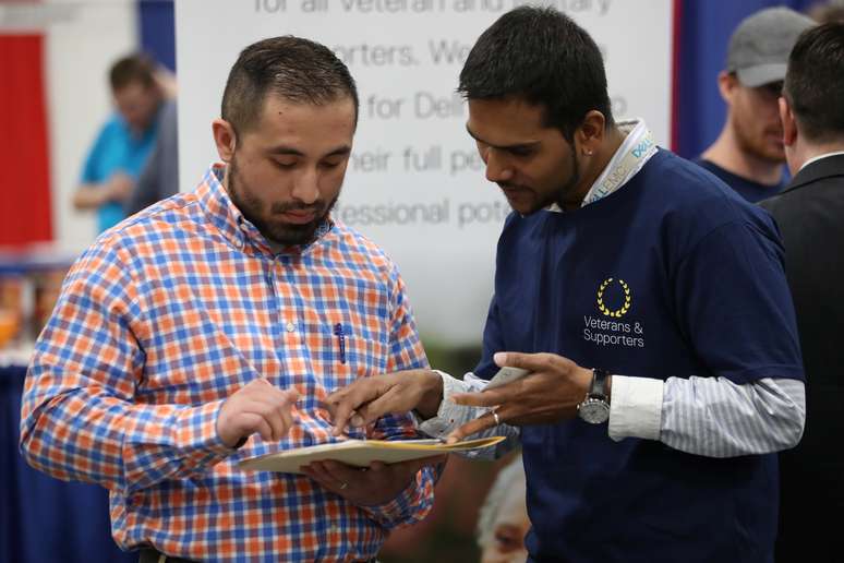 Homem preenche formul&aacute;rios em feir&atilde;o de emprego em Sandy, Utah (EUA) 
26/03/2019
REUTERS/George Frey