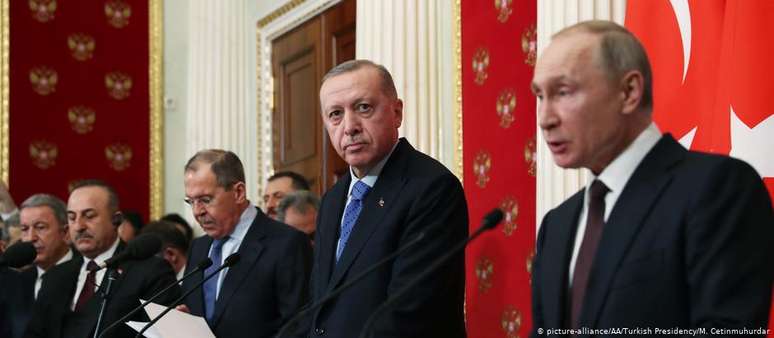 Vladimir Putin (dir.) e Recep Tayyip Erdogan (c.) anunciam em Moscou acordo que inclui cessar fogo na Síria