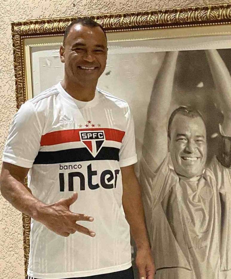 Cafu com a nova camisa do São Paulo - FOTO: Reprodução/Instagram