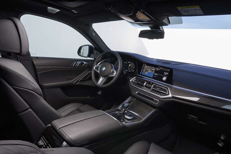 O interior do novo X6 traz o que há de mais moderno no catálogo da BMW, inclusive duas telas de 10,2&#034; para os passageiros de trás.