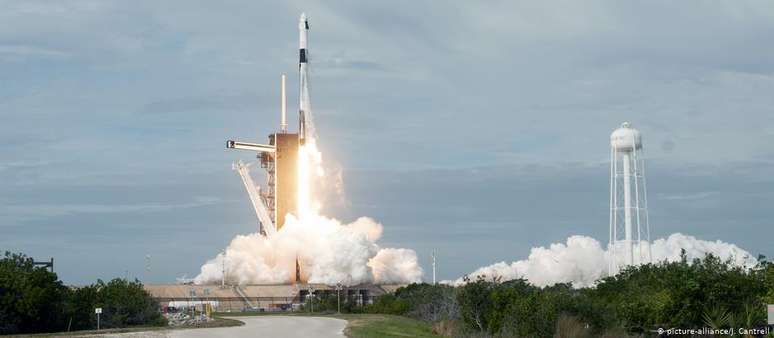 Nave Falcon 9, da SpaceX, sendo lançada em Cabo Canaveral, EUA