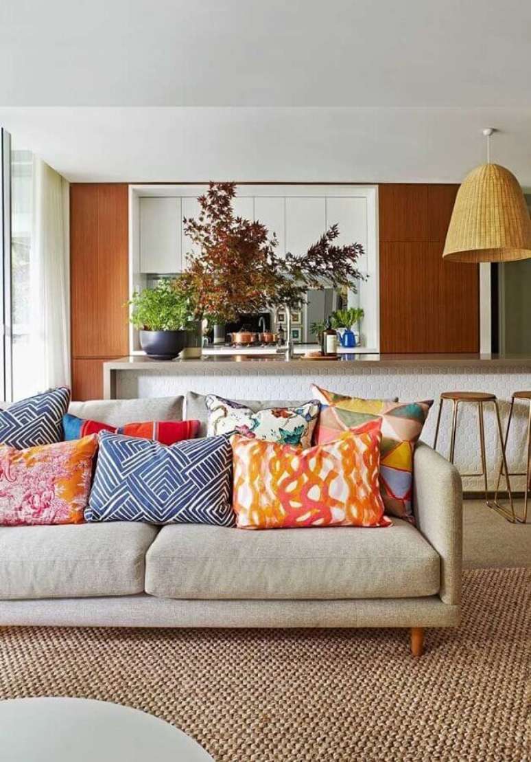 69. Almofadas coloridas s&atilde;o excelentes para decora&ccedil;&atilde;o de sala com cores neutras &ndash; Foto: Pinterest