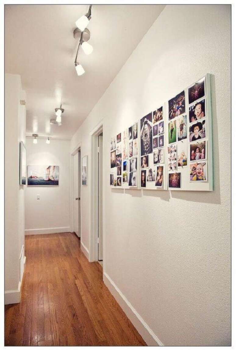 12. Corredor decorado com painel de fotos simples