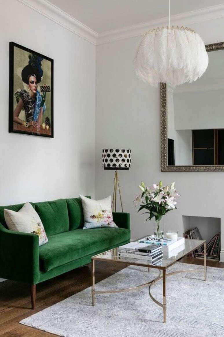 70. Decoração de sala com estilo clássico com sofá verde e abajur de chão – Foto: Apartment Therapy