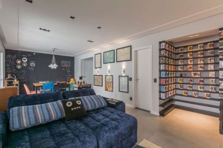 57. Muitos sonham em ter uma decora&ccedil;&atilde;o de sala com prateleiras cheias de bonecos Funko como nesse projeto de Idealizzare Arquitetura