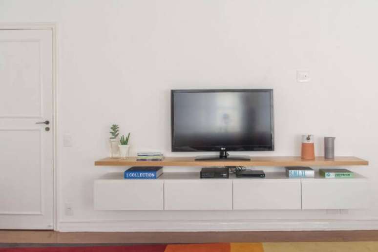 9. Decora&ccedil;&atilde;o de sala com rack suspenso. Projeto de Viviane Gobbato