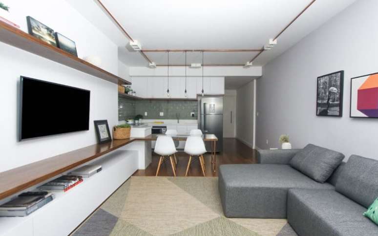 61. Aqui, o sof&aacute; com chaise delimita o espa&ccedil;o da sala de estar. Projeto de SP Est&uacute;dio