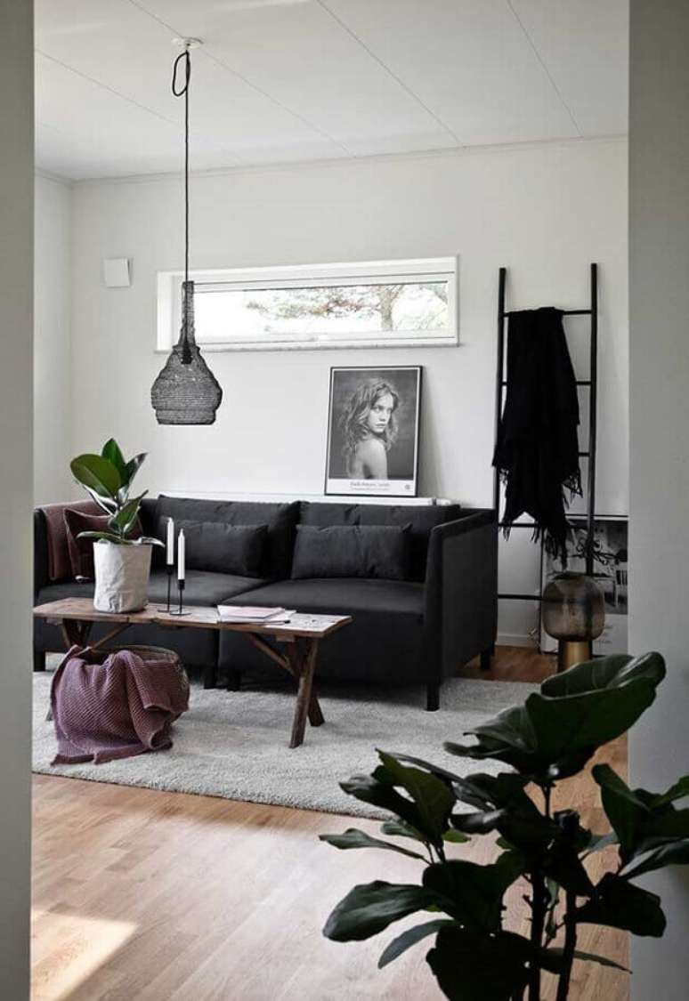 76. Decoração de sala de estar com sofá preto – Foto: Decoração e Projetos