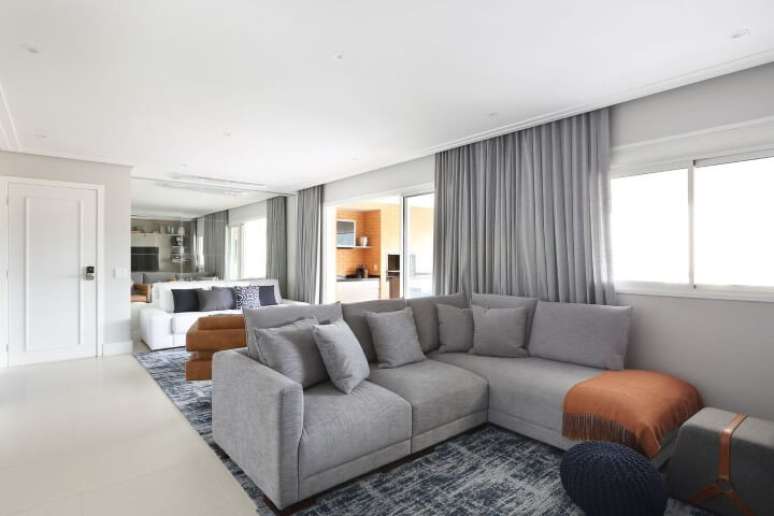 48. Decora&ccedil;&atilde;o de sala de estar com sof&aacute; em L. Projeto de Esther Zanquetta