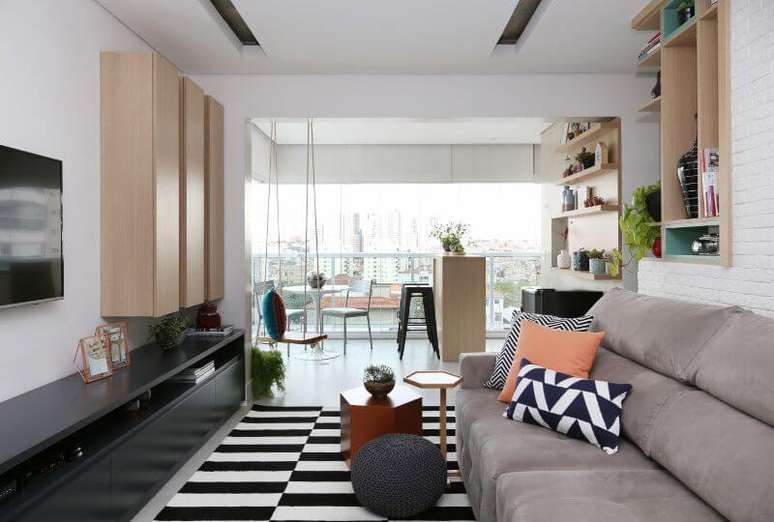 67. Decora&ccedil;&atilde;o de sala de estar integrada &agrave; varanda gourmet. Projeto de Bianchi Lima