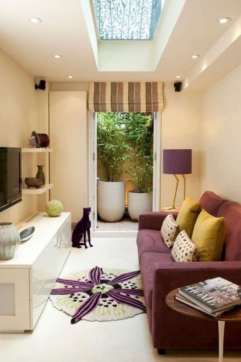 79. Cores neutras para decoração de sala pequena com sofá roxo – Foto: Decoratorist