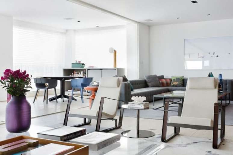 21. Uma sala ampla como essa do projeto de Suite Arquitetos pode ser melhor aproveitada fazendo dois ambientes