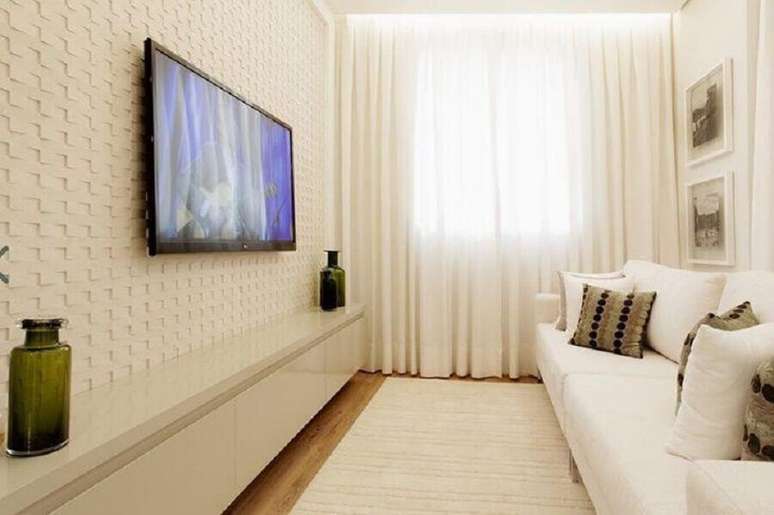 84. Decoração de sala pequena toda branca com painel 3D para TV – Foto: Sesso & Dalanezi Arquitetura