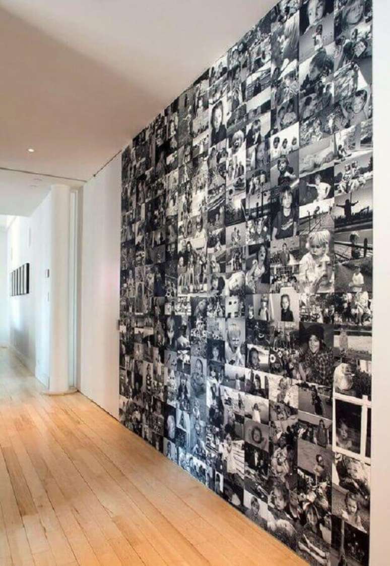 27. Decoração com mural de fotos em preto e branco