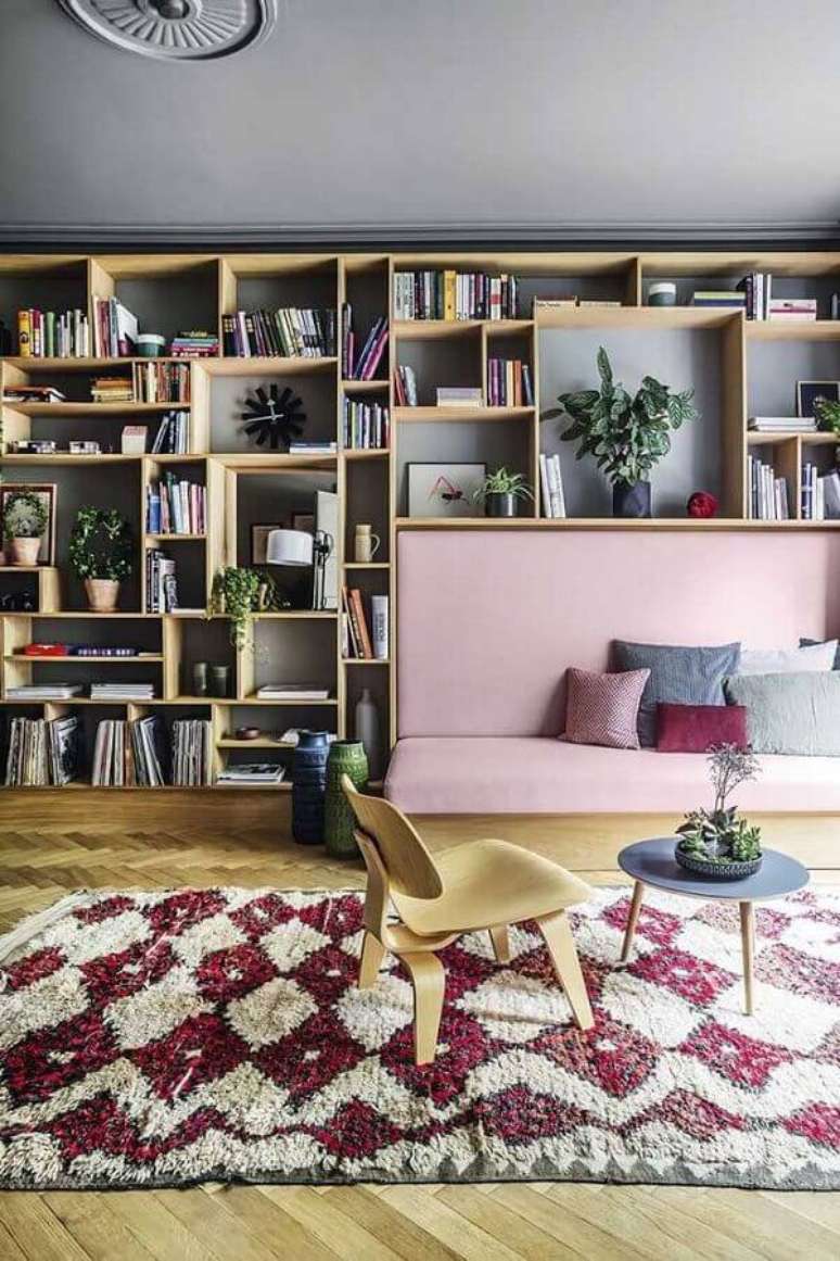 85. Estante de nichos de madeira para decoração de sala de estar com sofá rosa – Foto: Decoração e Projetos