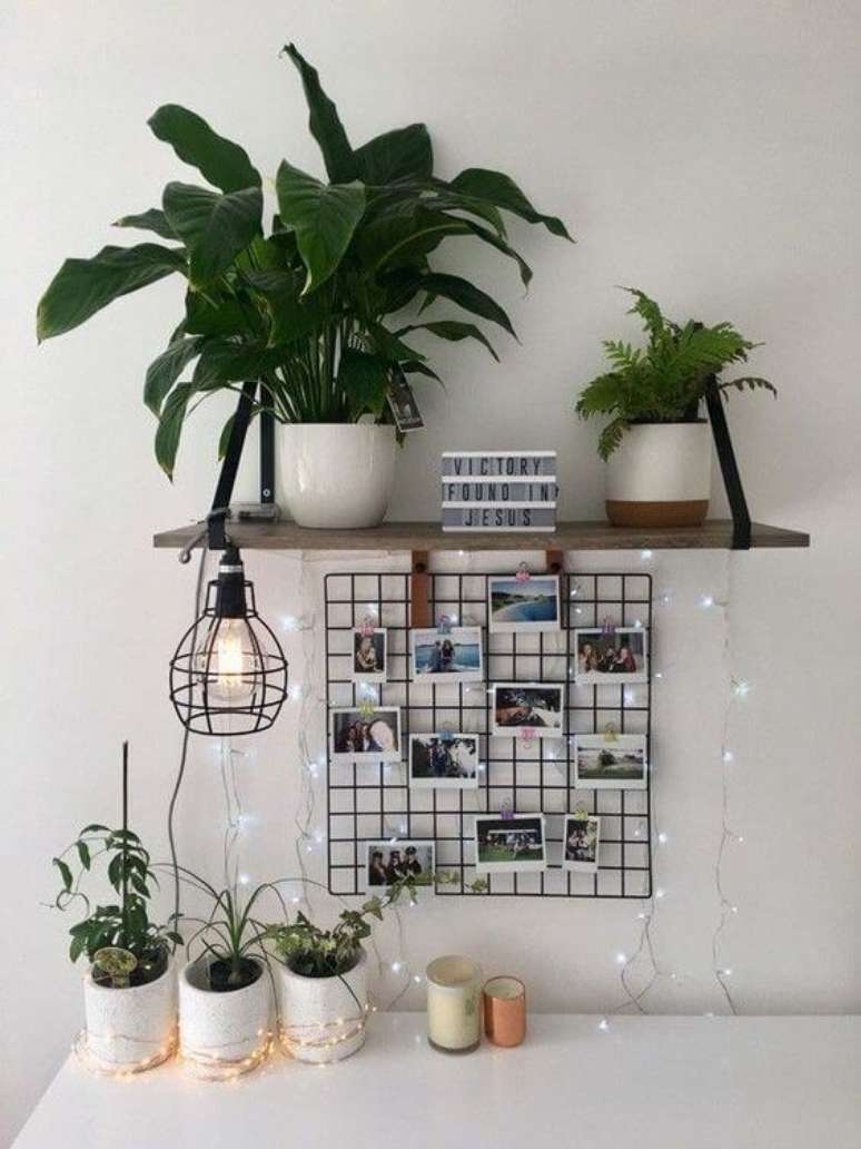 69. Mural de fotos com plantas e luzes para decorar o ambiente de trabalho – Via: Pinterest
