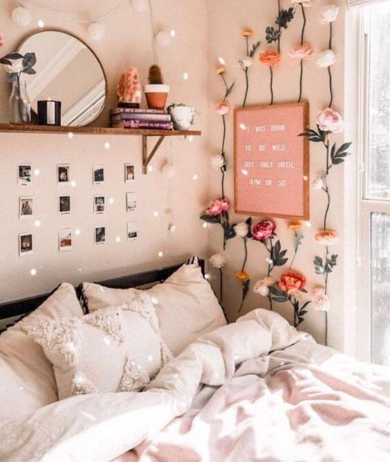 70. Mural de fotos cor de rosa para quarto feminino – Via: Pinterest