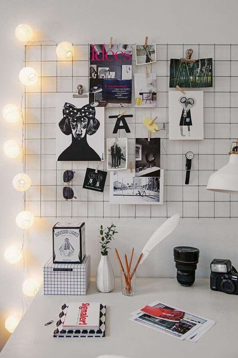 54. Mural de fotos iluminado para decorar escritório – Via: Dicas de Mulher