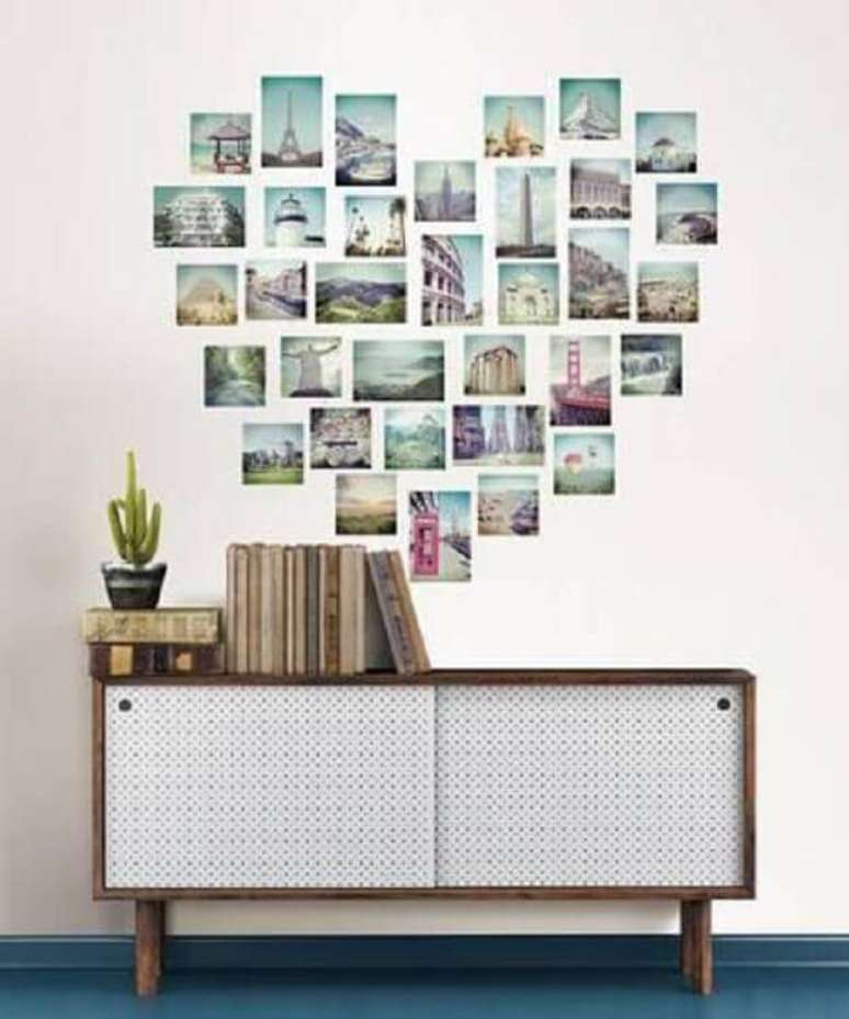 36. Formato de cora&ccedil;&atilde;o para mural de fotos na parede sobre aparador retr&ocirc;