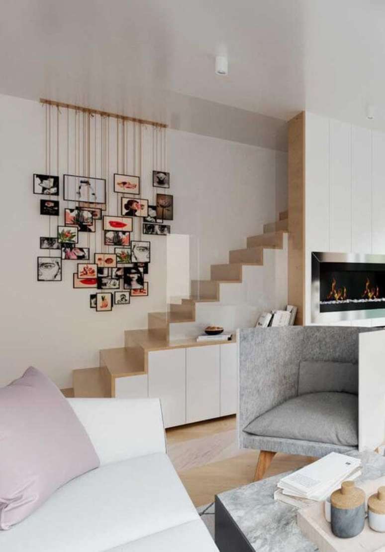 58. Mural de fotos na escada de casa – Via: Pinterest