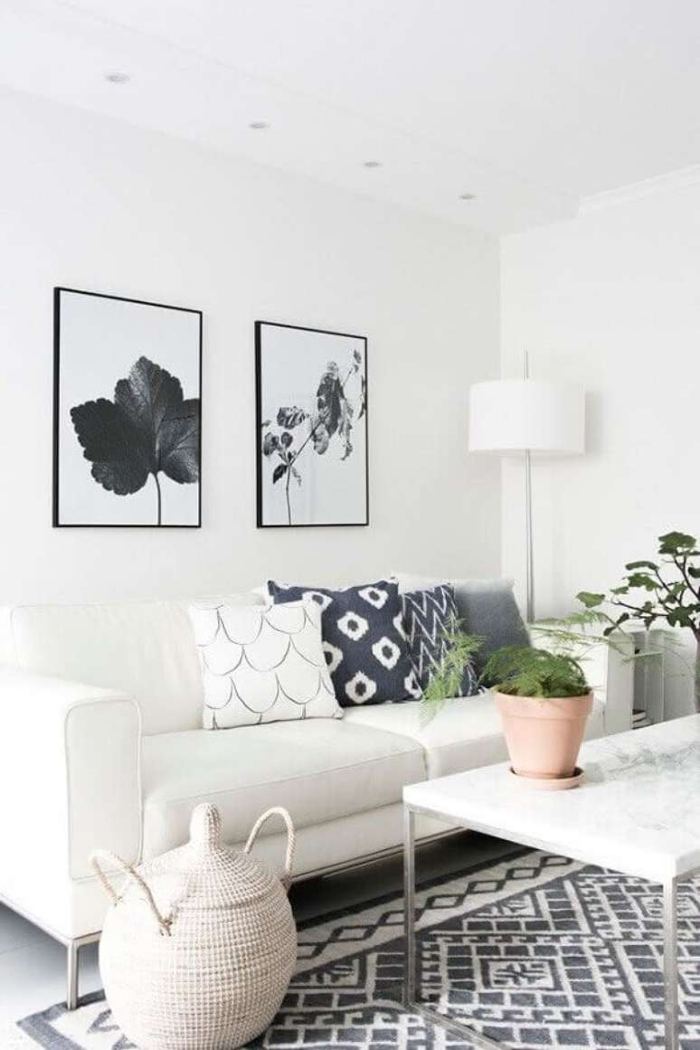 87. A cor branca é uma das mais usadas para a decoração de sala pequena – Foto: Ideias Decor