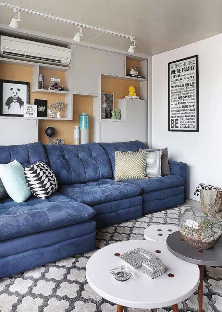 88. Tapete cinza e sofá azul para decoração de sala de estar com trilho de luz – Foto: Elegancy Design