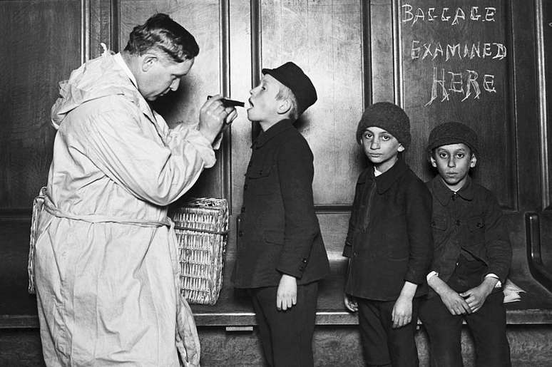 O medo da febre tifoide nos Estados Unidos no in&iacute;cio do s&eacute;culo passado multiplicou as medidas de controle para os rec&eacute;m-chegados