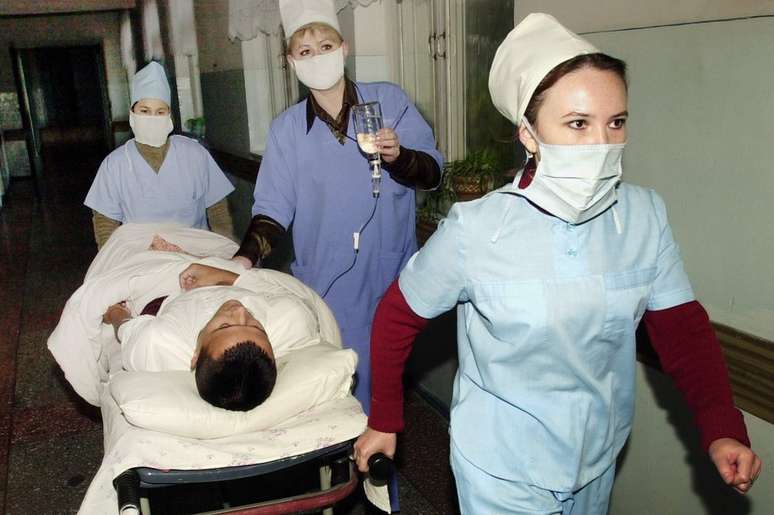 A febre tifoide &eacute; caracterizada pelo aumento da temperatura corporal, dor no abd&ocirc;men e na cabe&ccedil;a, com poss&iacute;veis complica&ccedil;&otilde;es