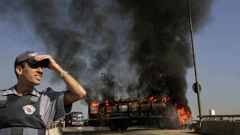 Ônibus incendiado durante onda de ataques do PCC em São Paulo, em 2006