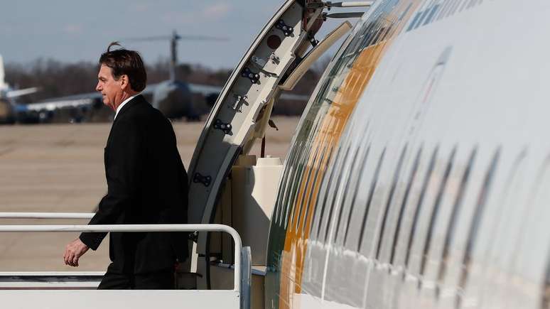 Bolsonaro desembarca de avião em Washington, em foto de março de 2019; ele já é o presidente brasileiro que, proporcionalmente, mais visitou os EUA