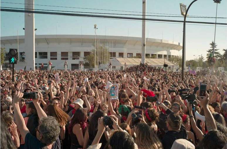 Grupo de mulheres chilenas faz performance em frente ao Estádio Nacional.