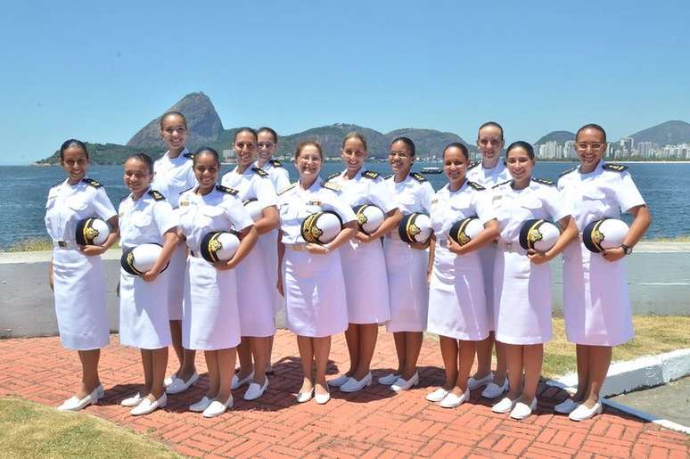 Contra-almirante Dalva com as aspirantes da turma de 2014, a primeira de mulheres na Escola Naval