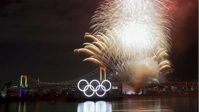 Os anéis olímpicos no Parque Marinho de Odaiba em Tóquio, no Japão