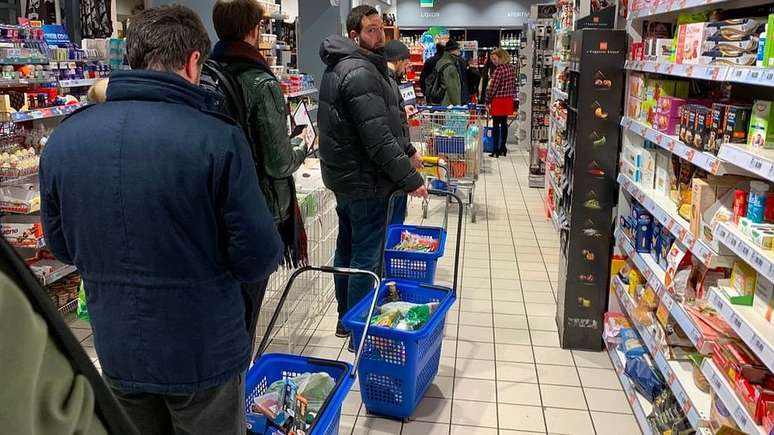 Pessoas na fila para comprar comida em Milão após anúncio de medidas de quarentena