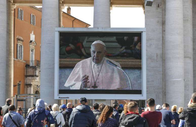 Papa faz oração do Angelus via transmissão na internet