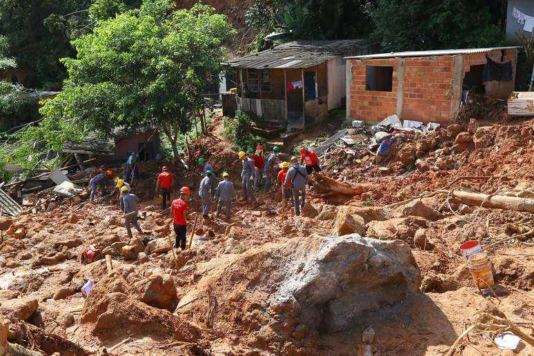Agentes do Corpo de Bombeiros com a colaboração de voluntários continuam as buscas por corpos no Morro do Macaco Molhado, no Guarujá