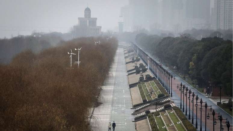 Epicentro do surto de coronavírus, Wuhan tem ruas desertas.