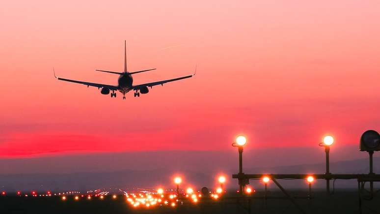 Em alguns aeroportos, o panorama é sombrio. A indústria da aviação projeta bilhões de perdas, enquanto o preço das passagens continua a cair devido à baixa demanda.