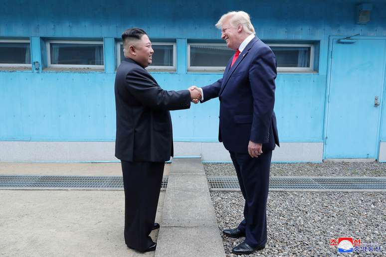 Líder norte-coreano, Kim Jong Un, e presidente dos EUA, Donald Trump se cumprimentam na zona desmilitarizada que separa as duas Coreias
30/06/2019
KCNA via REUTERS    