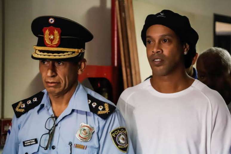 Defesa de Ronaldinho apresentou um recurso solicitando que ele fique em prisão domiciliar