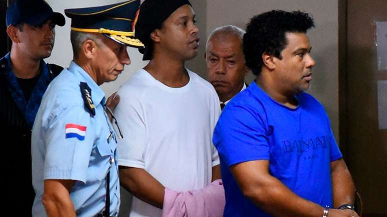 Ronaldinho e Assis estão presos no Paraguai (Norberto DUARTE / AFP)