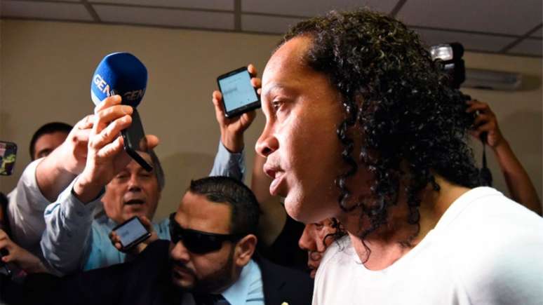 Ronaldinho terá nova audiência nesta terça para decidir sobre transferência para prisão domiciliar (Foto: Norberto Duarte / AFP)