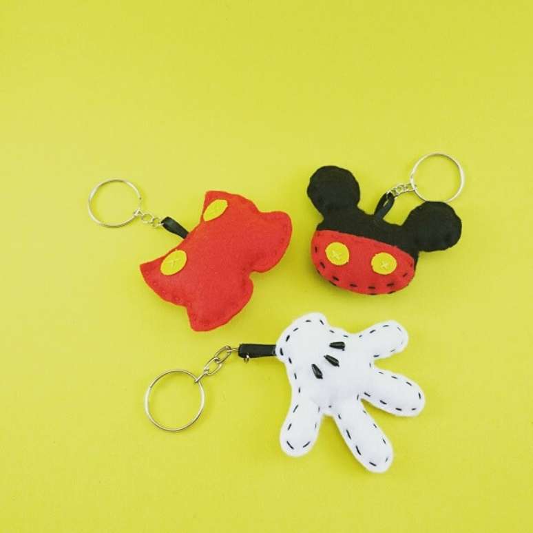 15. A festa do Mickey pode ficar ainda mais divertida com chaveiros de feltro. Fonte: Pinterest